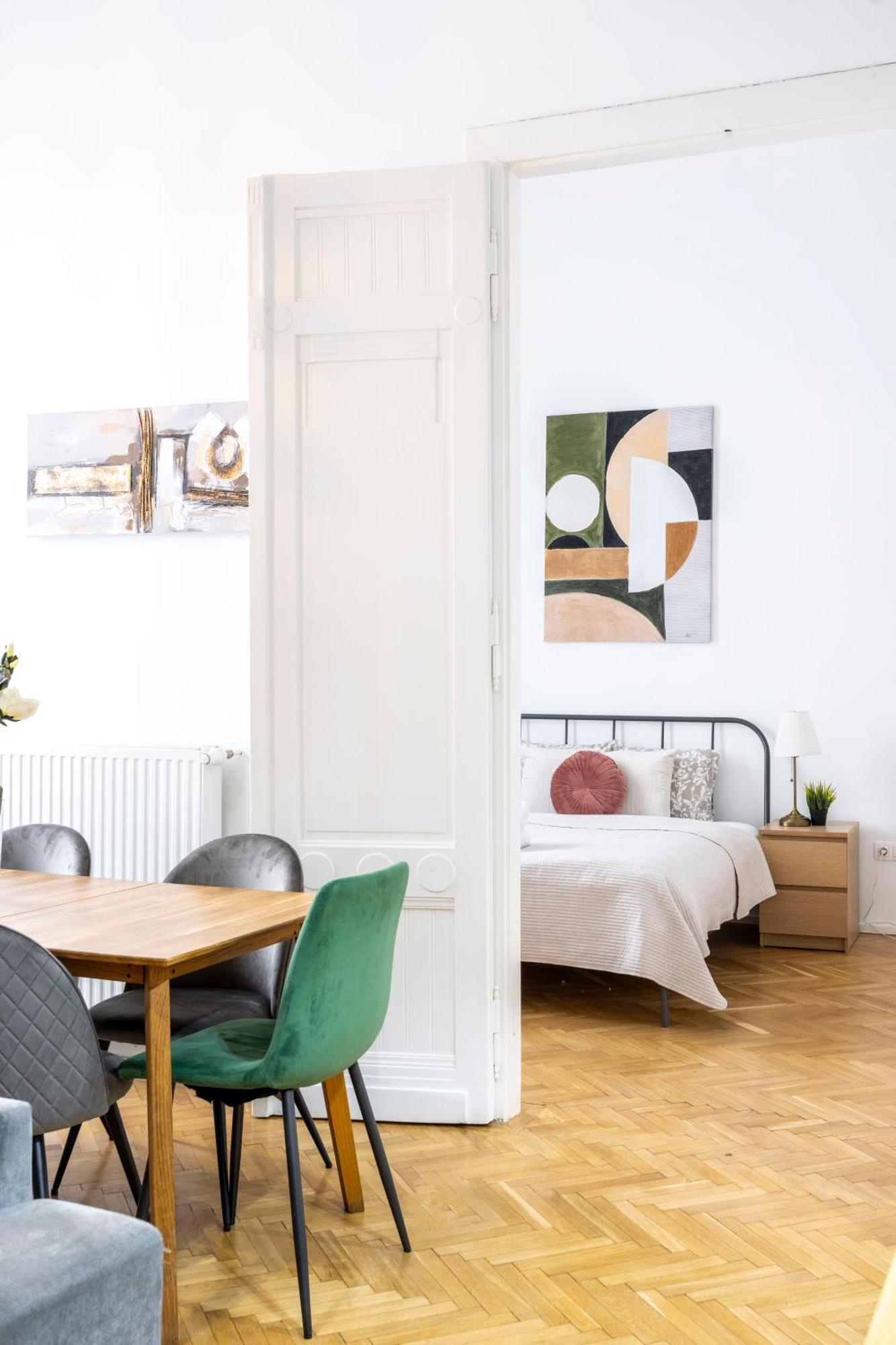 Charming & Elegant Grand Next To The Fashion St' Apartment