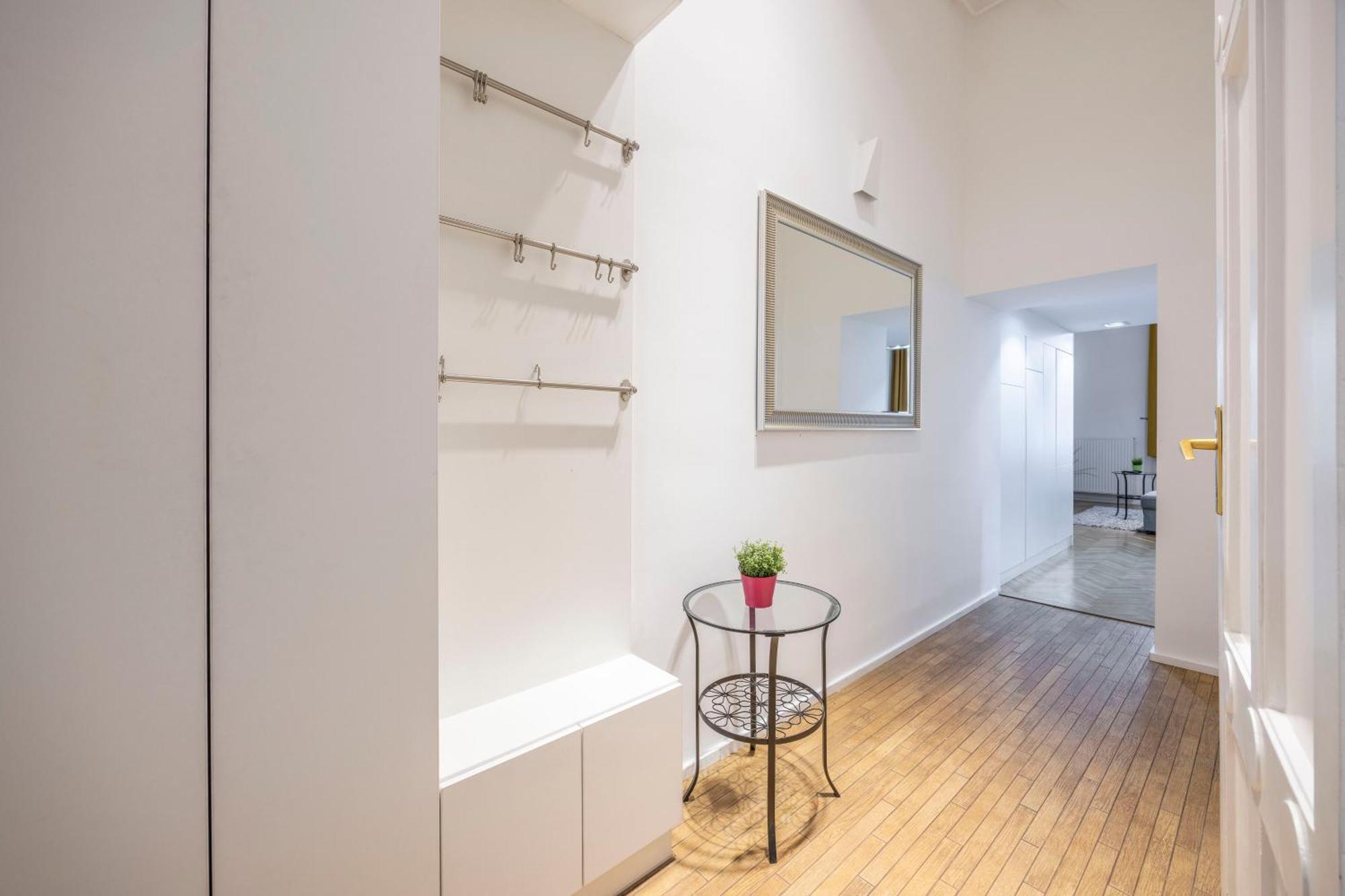 Charming & Elegant Grand Next To The Fashion St' Apartment Budapest