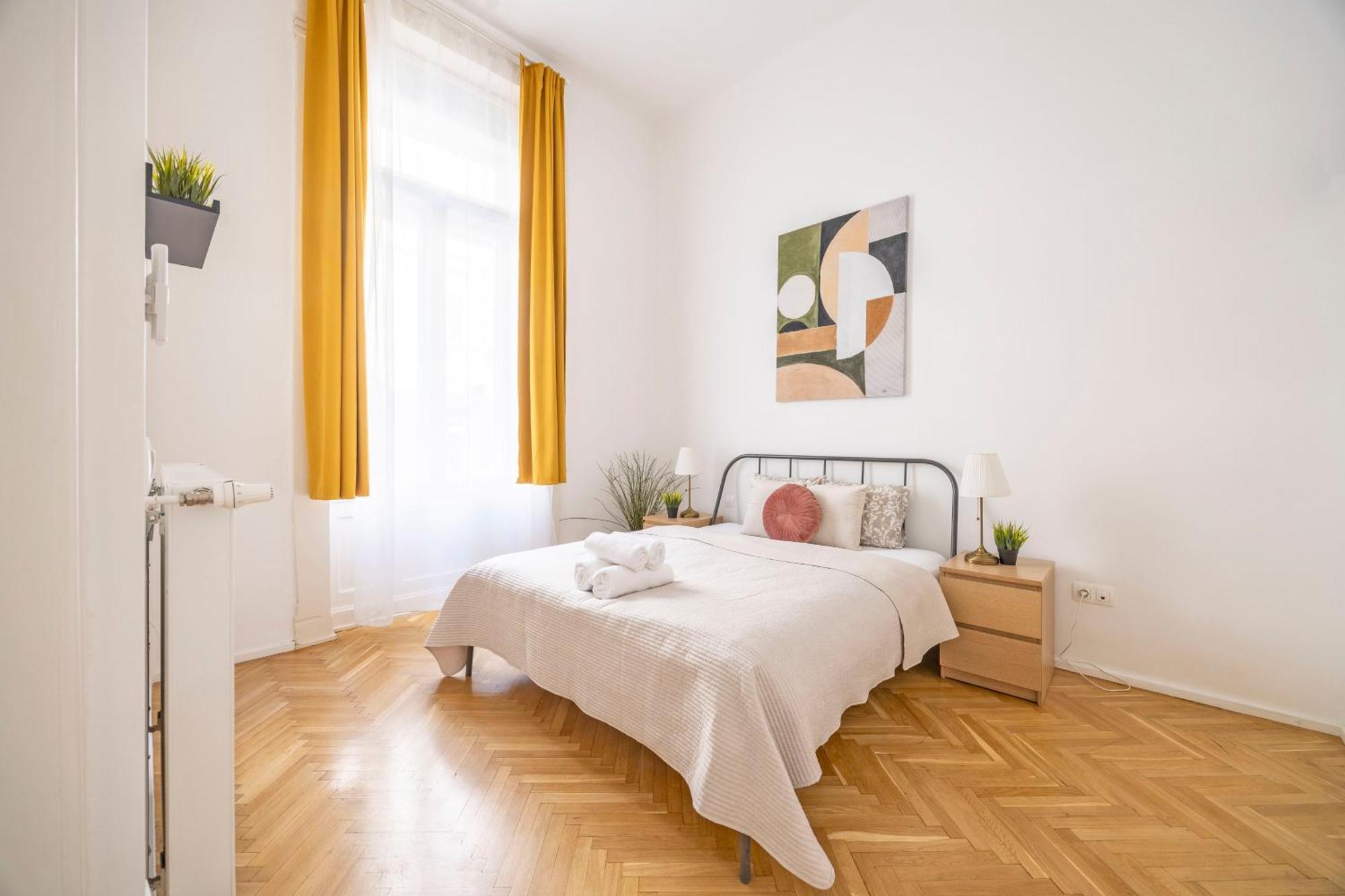 Charming & Elegant Grand Next To The Fashion St' *