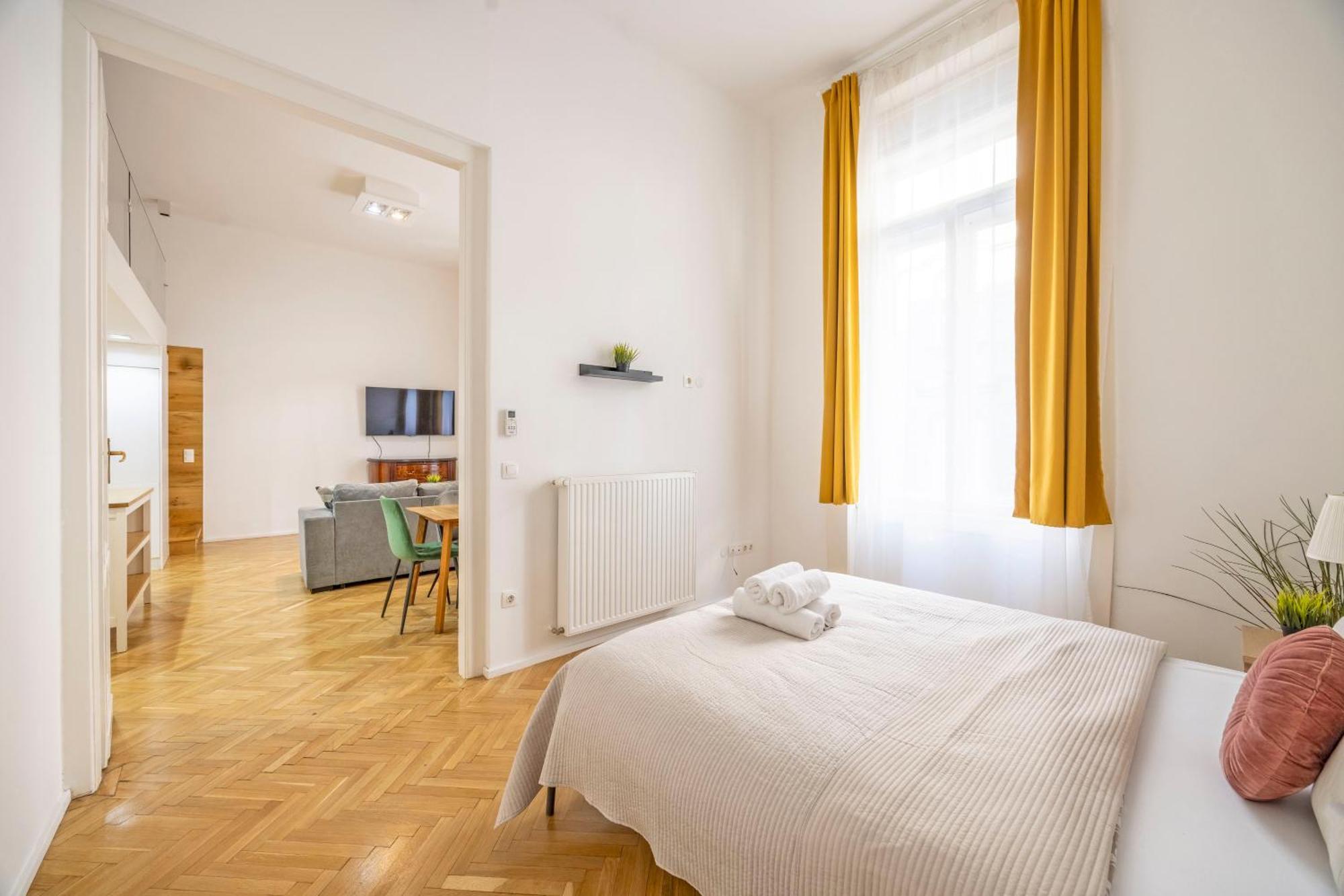 Charming & Elegant Grand Next To The Fashion St' Apartment