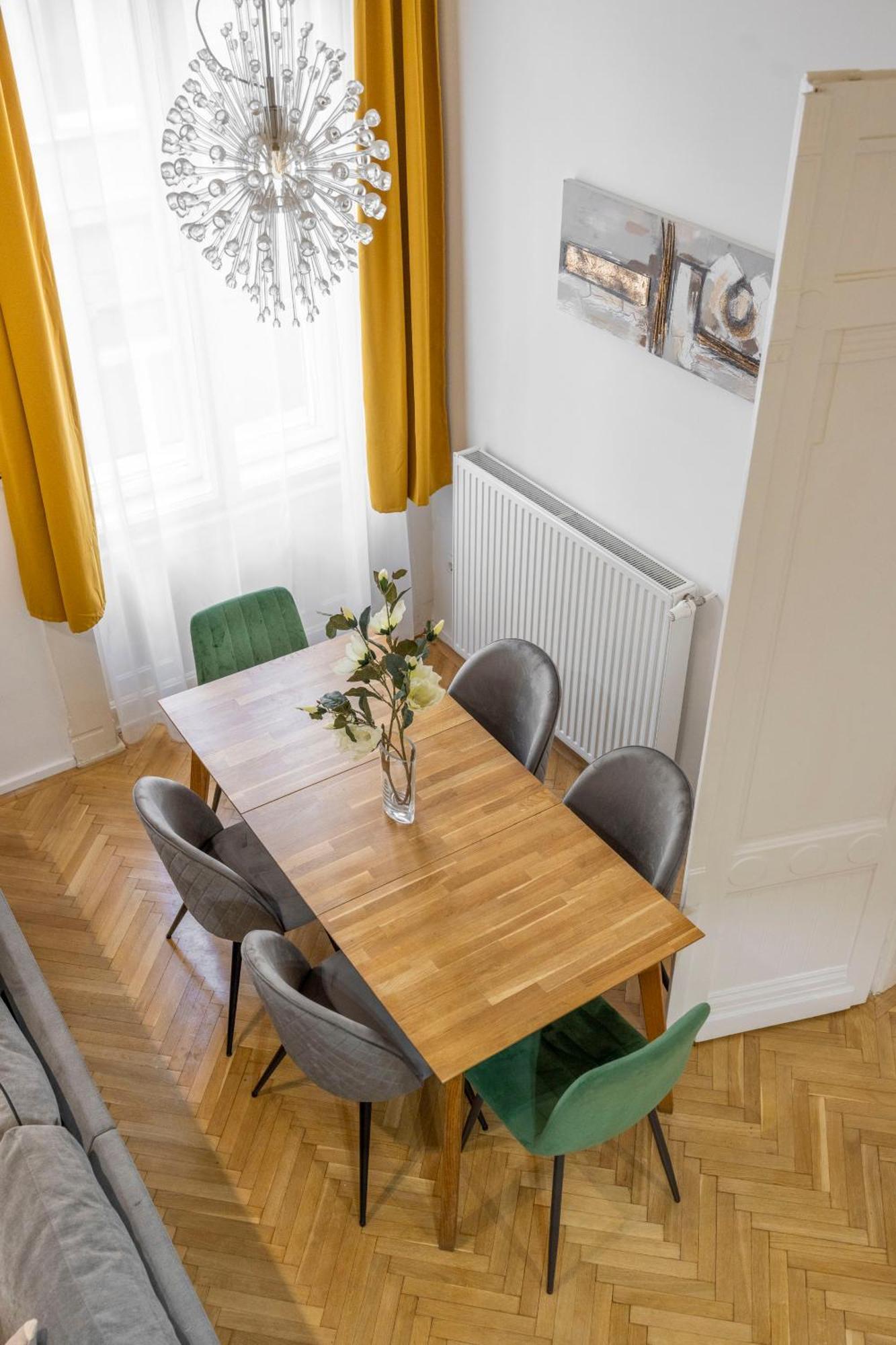 Charming & Elegant Grand Next To The Fashion St' Apartment *
