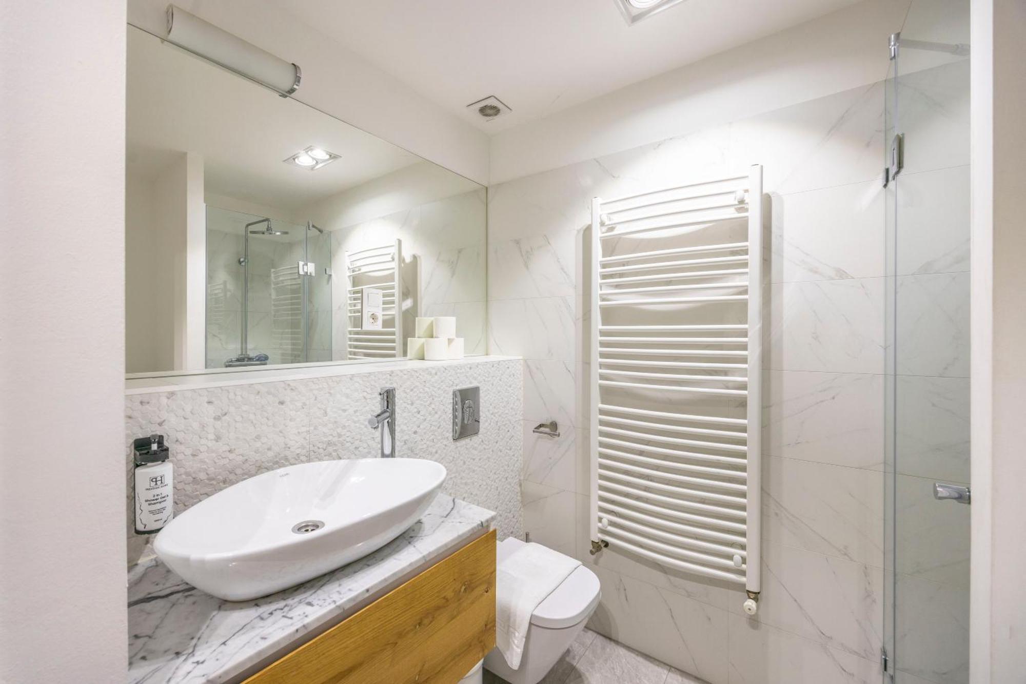 Charming & Elegant Grand Next To The Fashion St' *