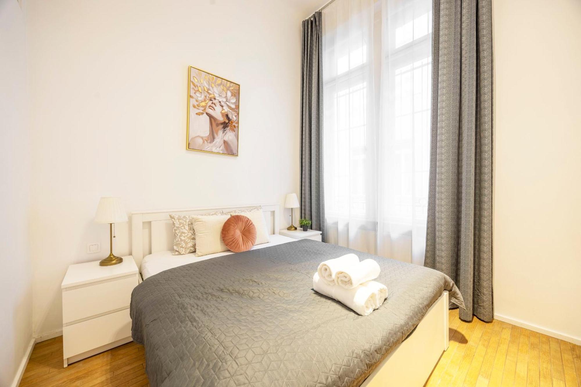 Charming & Elegant Grand Next To The Fashion St' Apartment