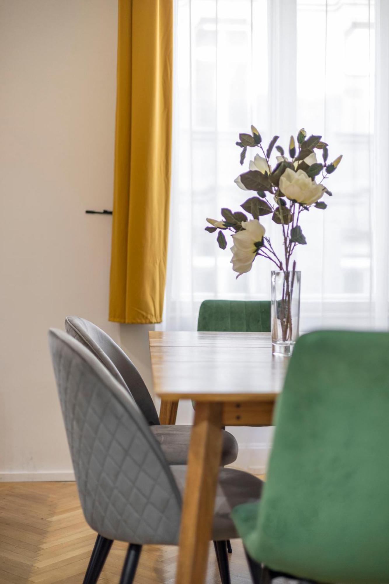 Charming & Elegant Grand Next To The Fashion St' Apartment *